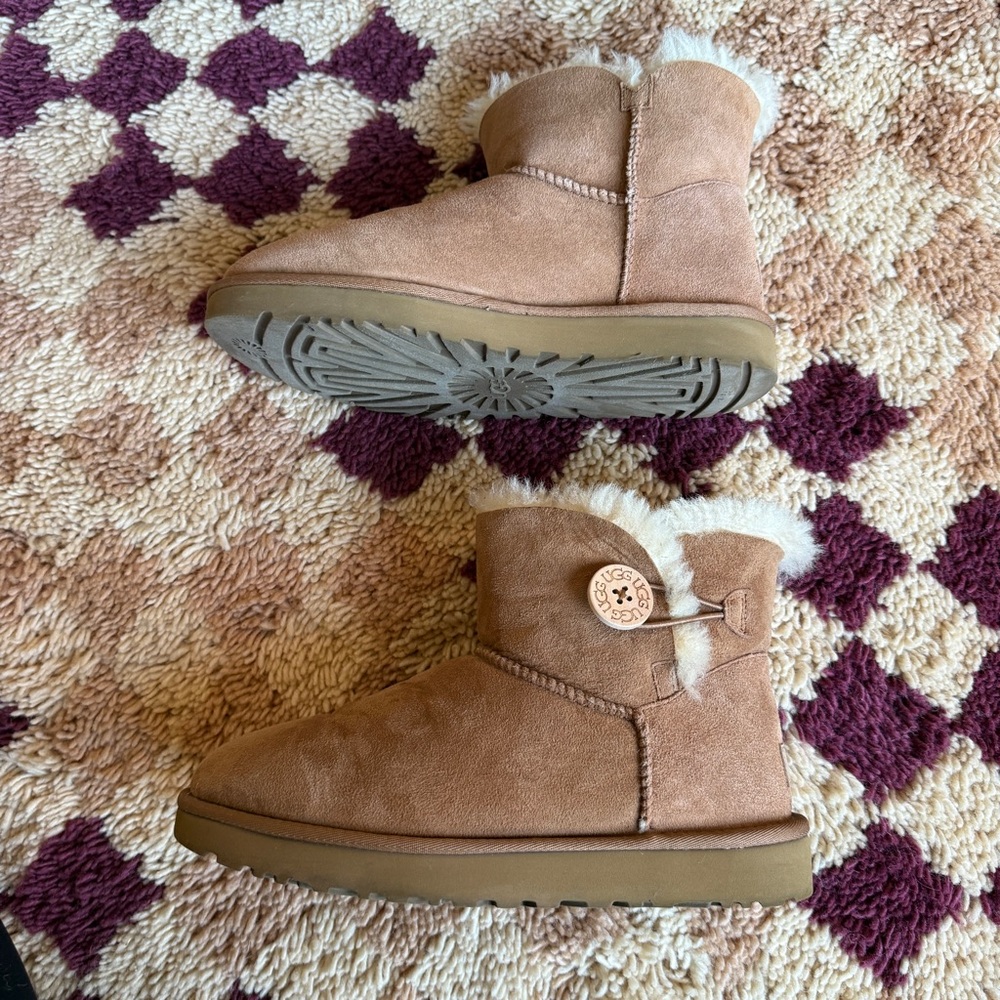 Ugg Mini Bailey Button Boot in Chestnut, size 9 - image 9